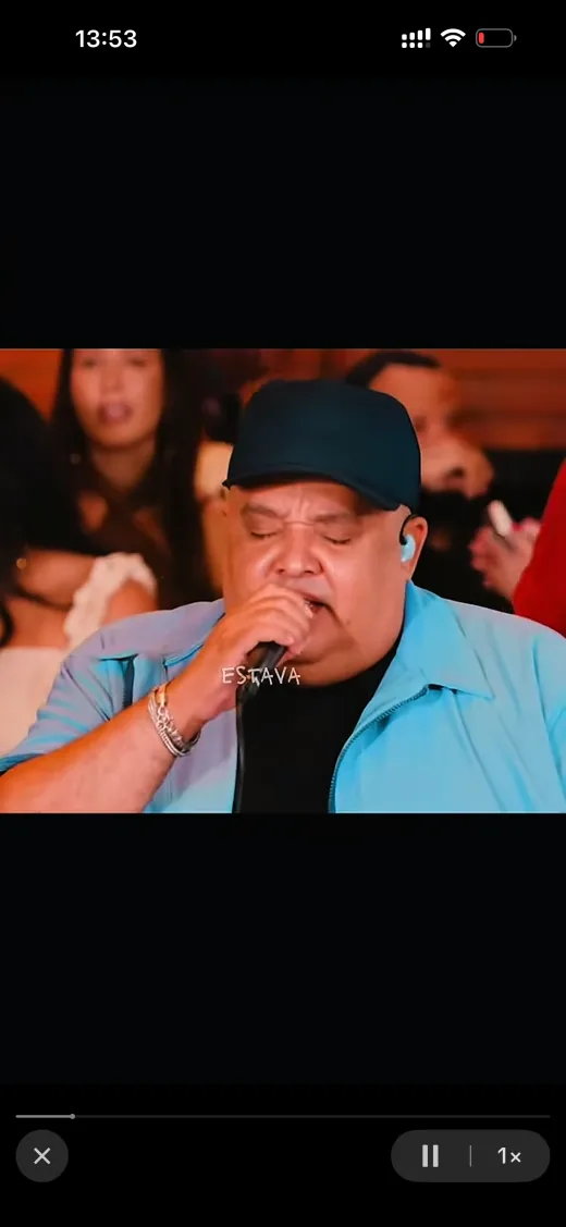 Corte musical com legenda sobre a apresentação.